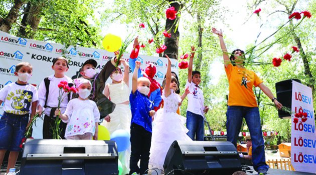Lösemi ve kanserle savaşta gönüllü ol