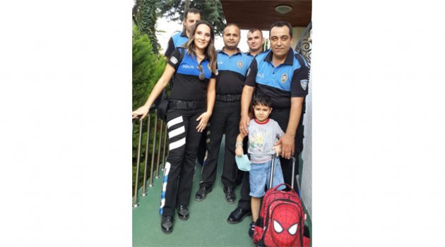Lösemiyi yenip okula başlayan Yağız’a polisten ziyaret