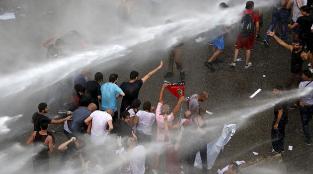 Lübnan’daki yolsuzluk ve çöp krizi protestosu büyüyor