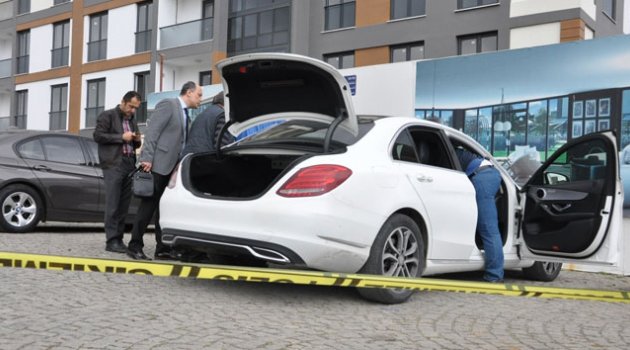 Lüks otomobilinde intihar etti