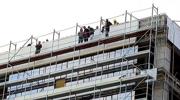 Maaş isyanı işçileri çatıya çıkardı!