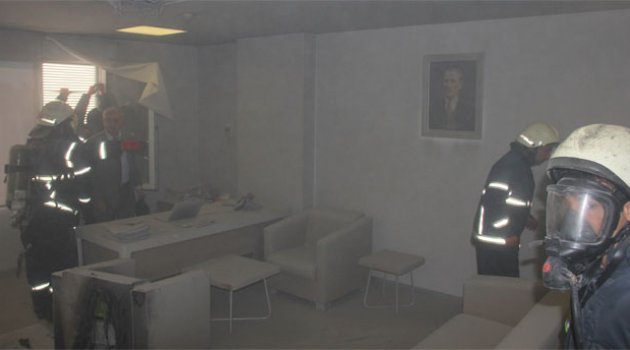 Maaşı kesilince bankada kendini yakmaya çalıştı