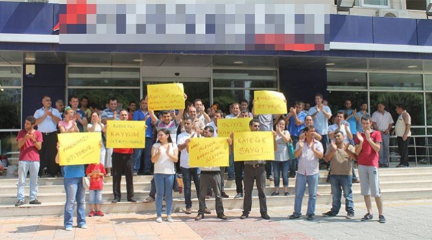 Maaşlarını alamayan market işçileri nöbette