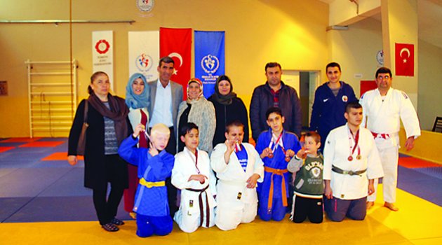 Madalyalar  ışık oldu