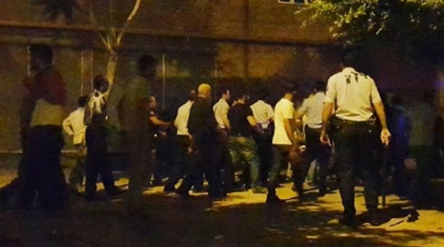 Mahalleli Suriyeli ailenin evini bastı: 2 yaralı