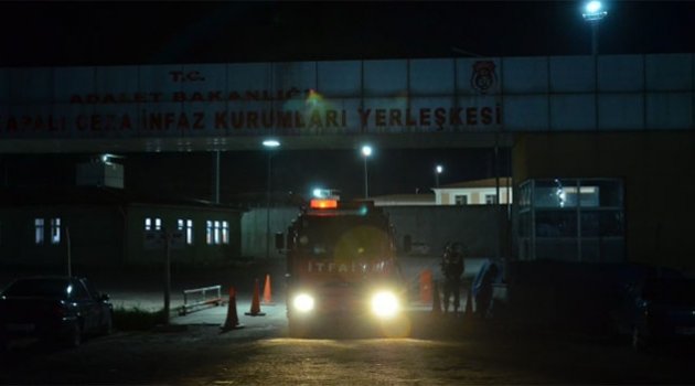 Mahkûmlar gardiyanı rehin aldı