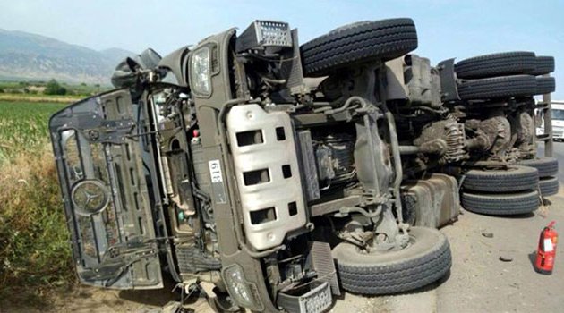 Manisa’da askeri araç devrildi