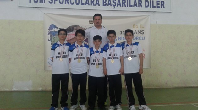 Mehmet Adil İkiz Ortaokulu badmintonda Türkiye Grup şampiyonu oldu