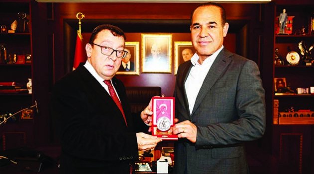 Mehmetçik Vakfı'ndan Başkan  Sözlü'ye teşekkür plaketi