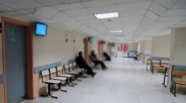 Memur hasta yakını tarafından bıçaklandı