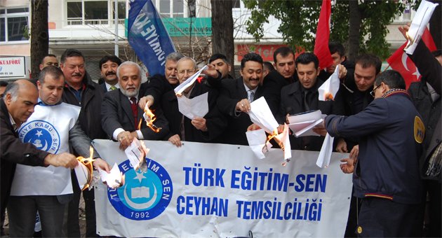Memur ve emekliler maaş bordrolarını yaktı