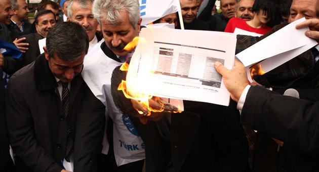 Memurlar maaş bordrolarını ateşe verdi