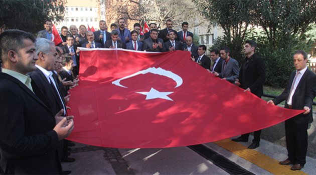 Memurlar mesai öncesi şehitler için dua etti