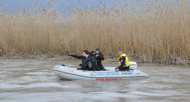 Menderes Nehri'nde bot alabora oldu, pilot üsteğmen kayıp