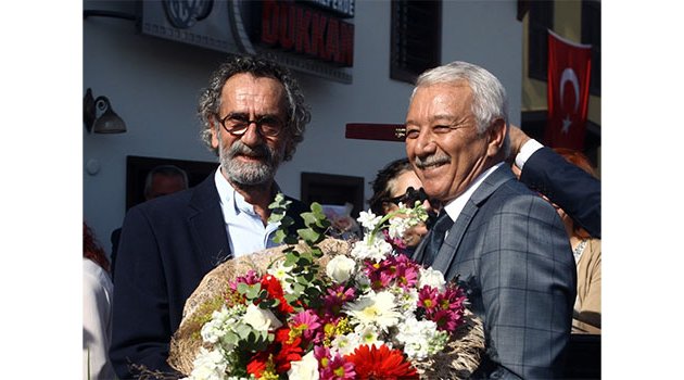 Menderes Samancılar ödüllerini bağışladı