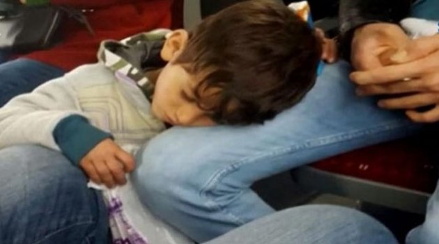 Mendilci çocuğun  görüntüsü yürekleri dağladı