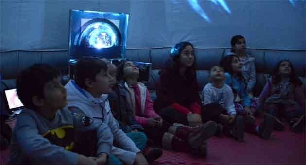 Meraklı minikler uzayı keşfetti
