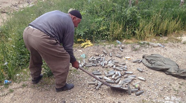 Mermi kovanlarını küreklerle topluyorlar