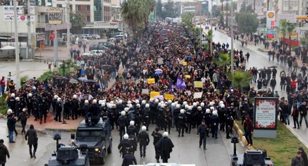 Mersin'de 3 bin kişi Özgecan cinayetini protesto etti