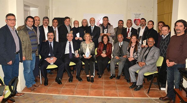 Meslekte 40 yılını dolduran hekimlere plaket