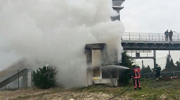 Metrobüs durağı yanında trafo patladı