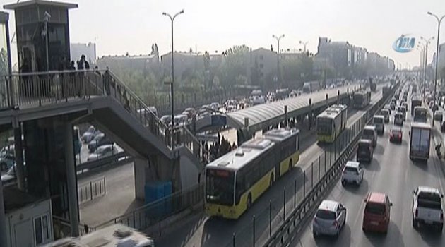 Metrobüs durağında korkutan patlama