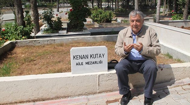Mezarı başında dua etti