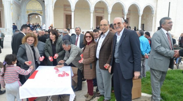MHP’den hurma ikramı