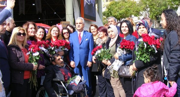 Mhp İl Başkanı Baş, vatandaşlara kırmızı gül dağıttı