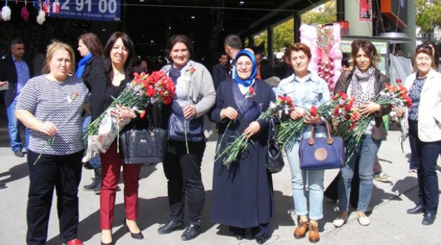 MHP’li kadınlardan kırmızı karanfil