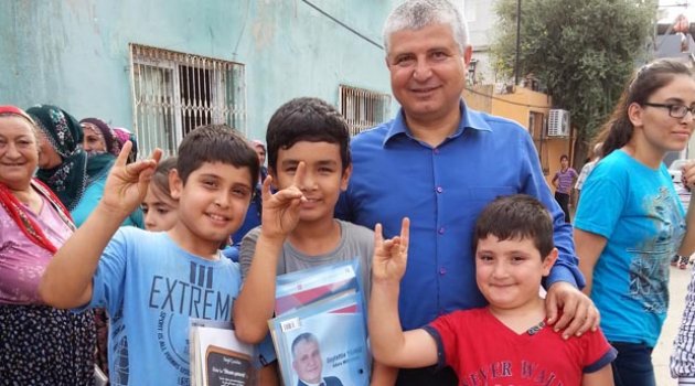 MHP'li Yılmaz kırtasiye dağıttı