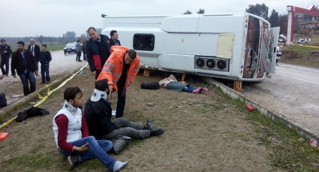 Midibüs devrildi: 2 üniversiteli öldü, 18 yaralı