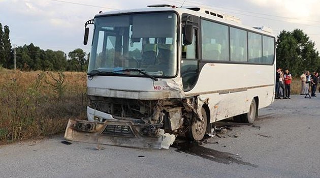 Midibüs ile otomobil çarpıştı! Ölü ve yaralı var