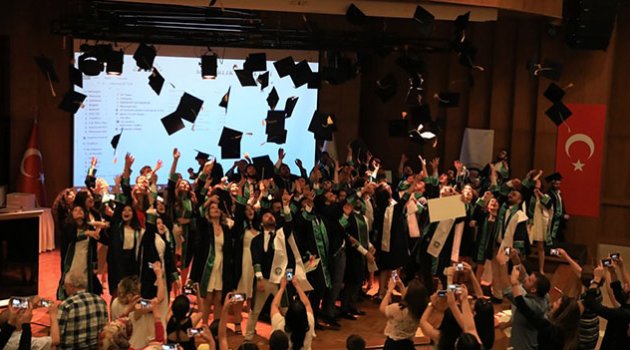 Mimarlık fakültesinde mezuniyet heyecanı