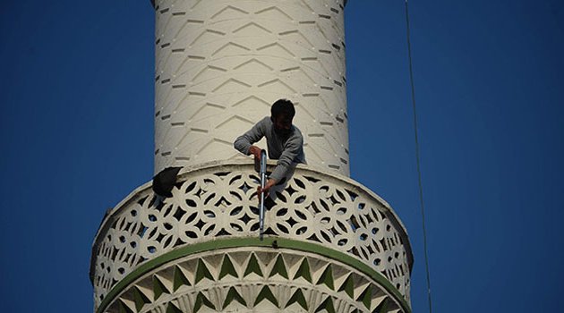 Minareye çıktı pompalı tüfekle insanlara ateş açtı