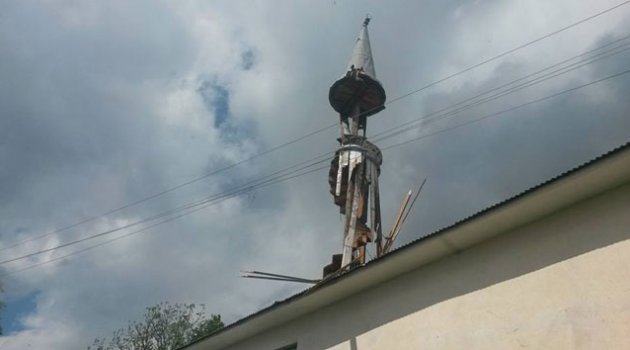 Minareye yıldırım düştü