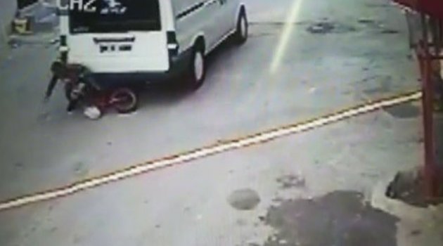 Minibüs bisikletli çocuğu altına alıp kaçtı