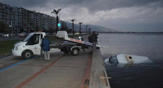 Minibüs denize uçtu, sürücü kurtuldu