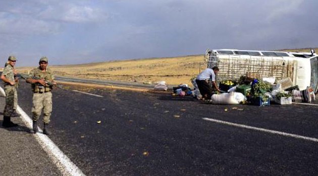 Minibüs devrildi: 17 yaralı