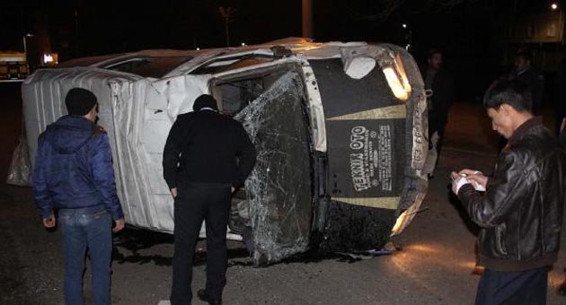 Minibüs devrildi: 2 yaralı