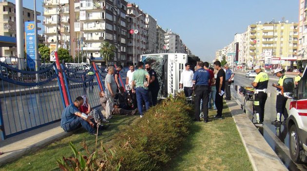 Minibüs devrildi! 5'i ağır 12 yaralı