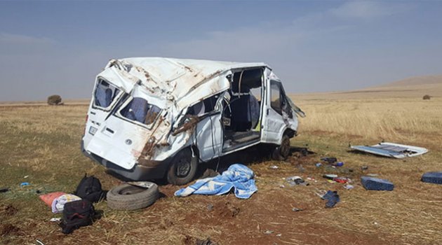 Minibüs devrildi ölü ve yaralılar var…