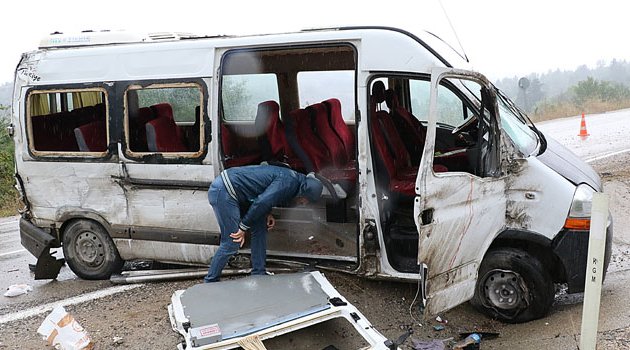 Minibüs devrildi! Yaralılar var