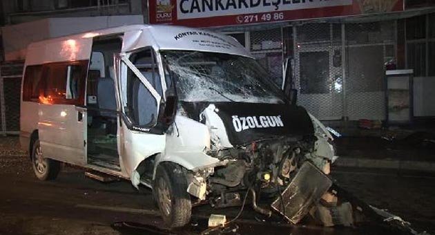 Minibüs Direğe Çarptı: 1'i Ağır 5 Yaralı