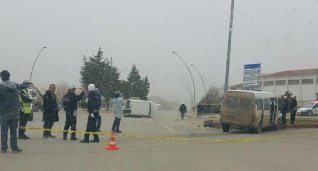 Minibüs ile hafif ticari araç çarpıştı: 1 ölü, 9 yaralı