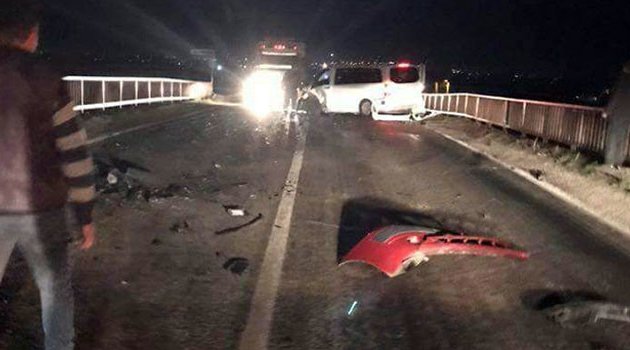 Minibüs ile otomobil çarpıştı! 1 ölü, 8 yaralı