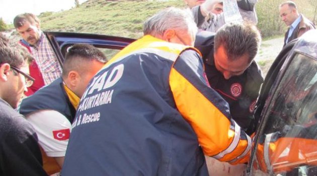 Minibüs ile otomobil çarpıştı: 13 yaralı