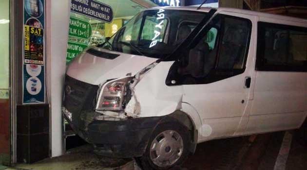 Minibüs kaldırıma çıkıp binaya çarptı
