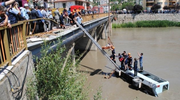 Minibüs köprüden ırmağa uçtu: 14 yaralı
