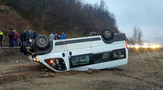 Minibüs şarampole yuvarlandı! 23 yaralı